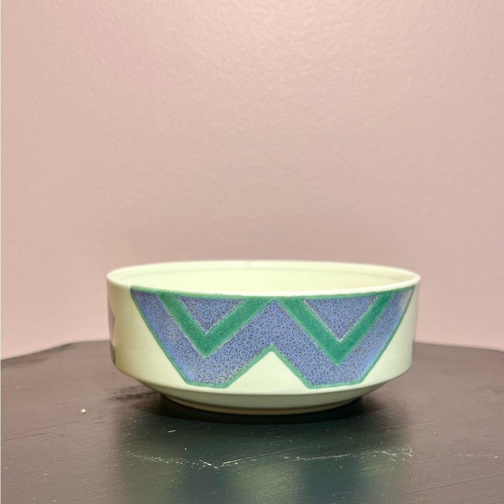 Mikasa Intaglio tempo CA  .patterned soup bowl 8 inch